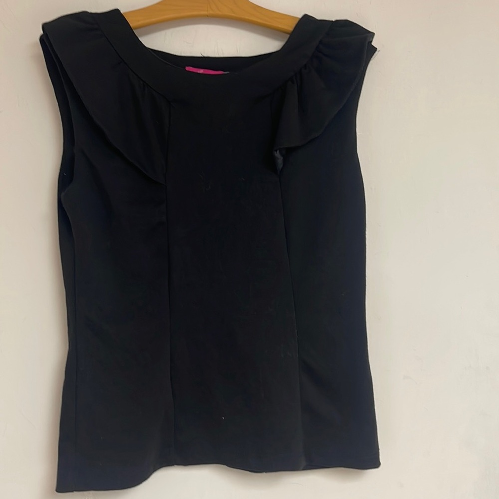 Junee sleeveless top with ruffle around the shoulder size XS excellent condition